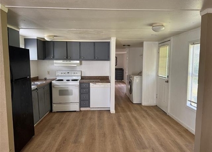 204 W Tarrant Street - Photo 1