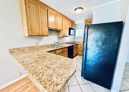 601 W 11th St - Photo 1
