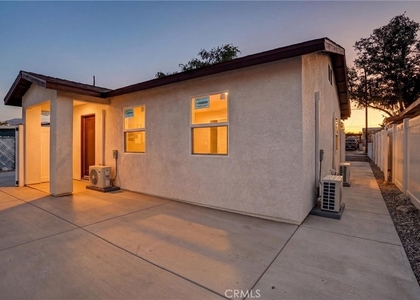 1021 Columbia - Photo 1