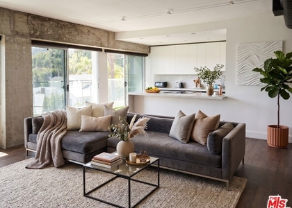 838 N Doheny Drive - Photo 1