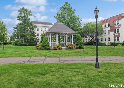 140 Woodside Green - Photo 1