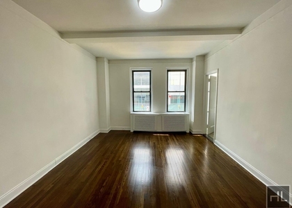 East 46 Street - Photo 1