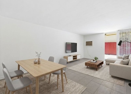 425 S Kenmore Avenue - Photo 1
