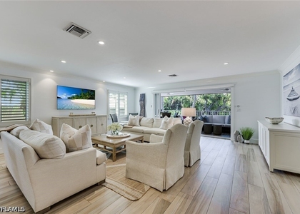 225 5th Avenue S - Photo 1