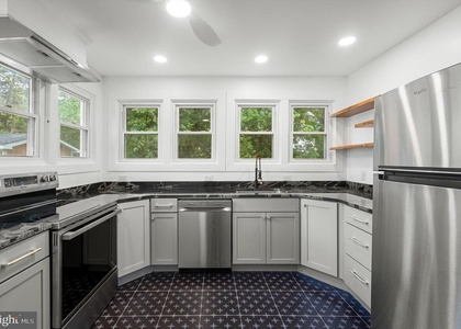 422 Clifford Street W - Photo 1