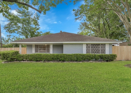 206 E Powell Street - Photo 1