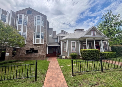 915 W 23rd St - Photo 1