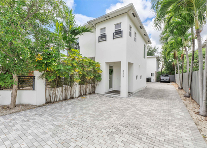 825 Ne 17th Way - Photo 1