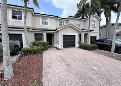 933 Ne 42nd Avenue - Photo 1