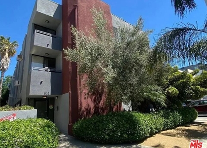 922 N Hudson Avenue - Photo 1
