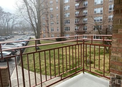 Grand Central Parkway - Photo 1
