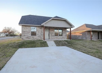 901 N Barrett Avenue - Photo 1