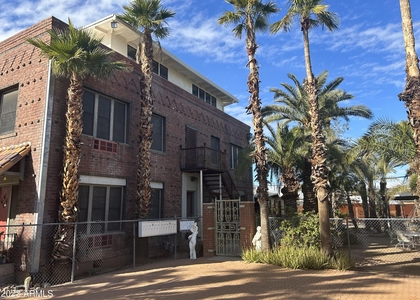 902 E Palm Lane - Photo 1