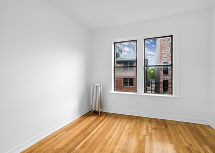 242 Bainbridge St - Photo 1