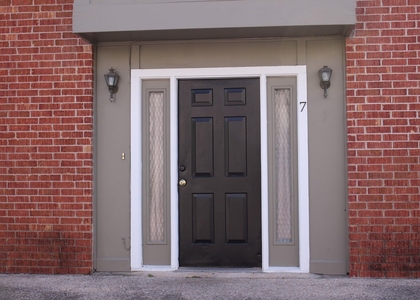 1221 W Hopkins St - Photo 1
