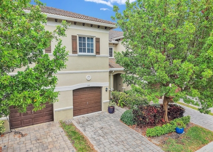358 Se 1st Way - Photo 1