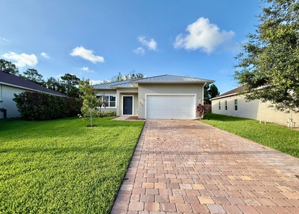 675 Ne Moss Rose Place - Photo 1