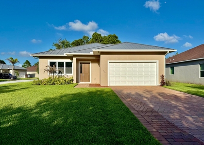 660 Ne Moss Rose Place - Photo 1