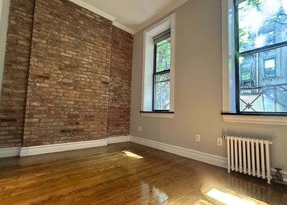 Mott Street - Photo 1