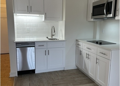 320 E 42nd St - Photo 1