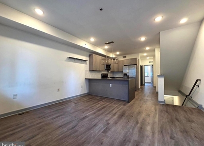 417 W Berks Street - Photo 1