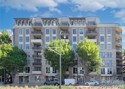 718 W Trade Street - Photo 1