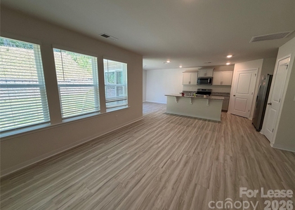 1013 20th Avenue Loop Se - Photo 1