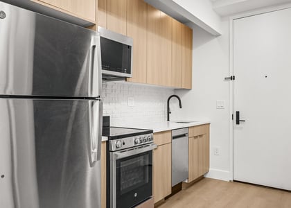 102 E 53rd St - Photo 1