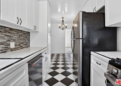 314 N St Andrews Place - Photo 1