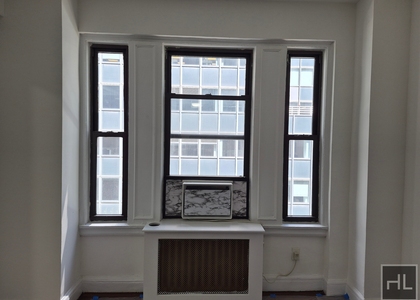 East 46 Street - Photo 1