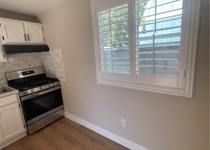 9702 Redfern - Photo 1