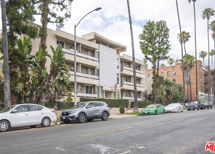 425 S Kenmore Avenue - Photo 1
