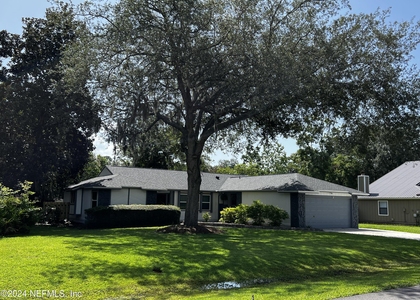6137 Island Forest Drive - Photo 1