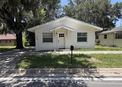 715 Ne 3rd Street - Photo 1