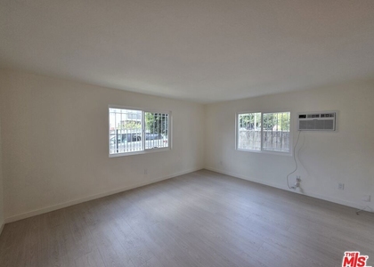 912 N Ridgewood Place - Photo 1