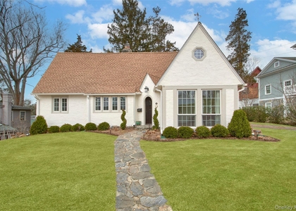 319 Oakland Beach Avenue - Photo 1