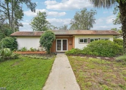 711 Ne 6th Pl - Photo 1