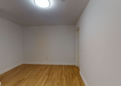 10 Hanover Square - Photo 1