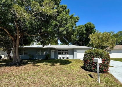 4917 99th Street N - Photo 1