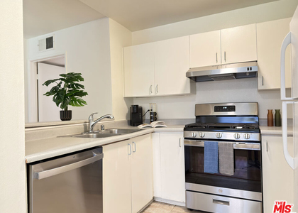 326 S Manhattan Place - Photo 1