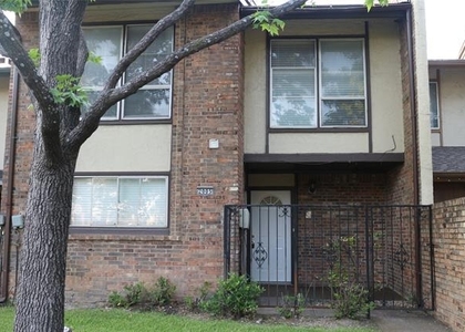 2005 Town Court - Photo 1