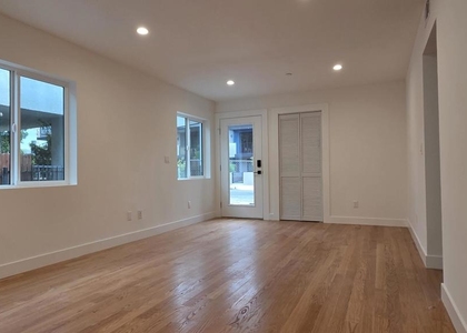 915 N Ridgewood Place - Photo 1