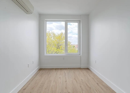 Bedford Avenue - Photo 1