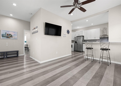 1028 Avenue K - Photo 1