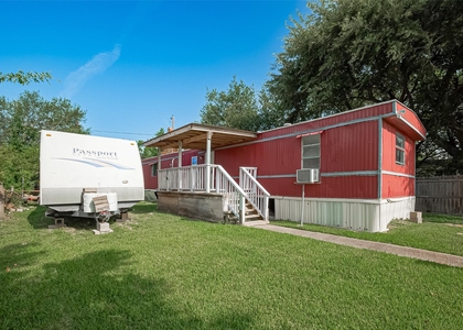 914 Davis Street - Photo 1