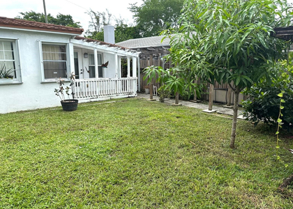31 Sw 10th Street - Photo 1
