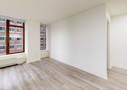 10 Hanover Square - Photo 1
