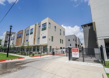 2401 Crawford Street - Photo 1