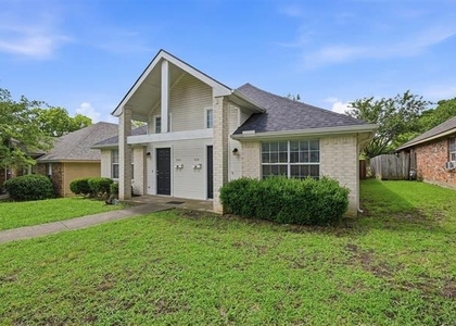 906 W Houston Street - Photo 1