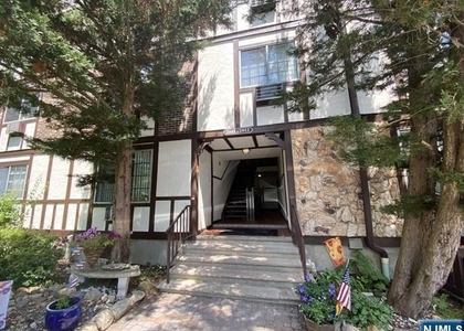 2002 Hawthorne - Photo 1